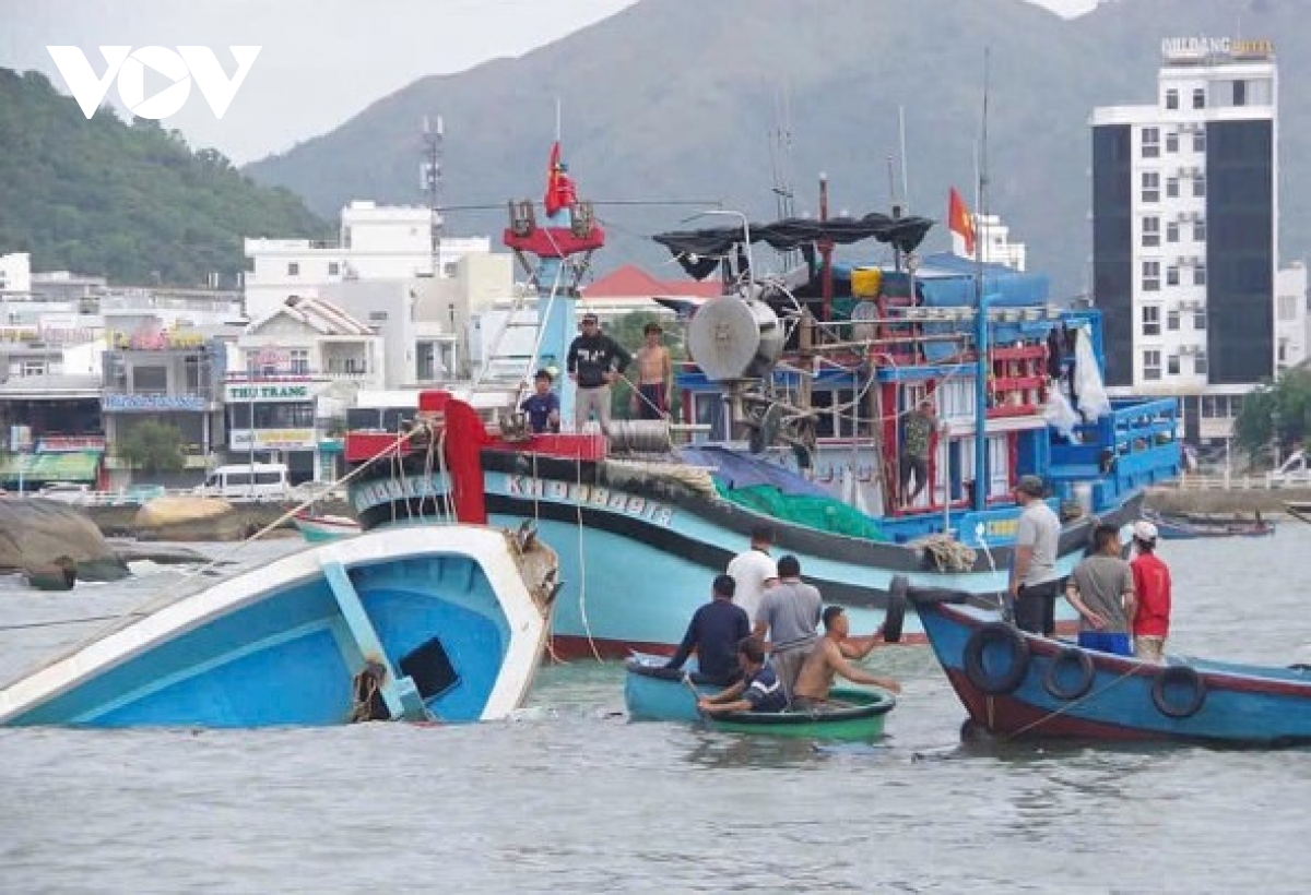 Chìm tàu cá ở Khánh Hòa, 1 người chết, 1 người mất tích